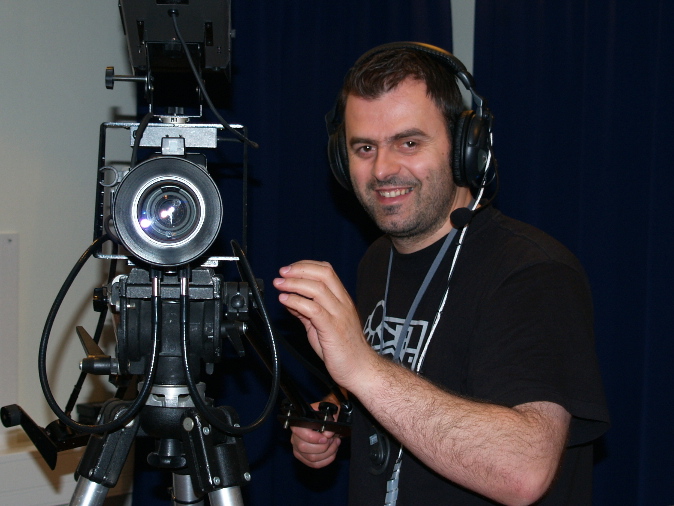 Avdi är en rutinerad filmare med utbildning både från Kosovo och Sverige och erfarenhet från TV4 och dokumentärfilmande.