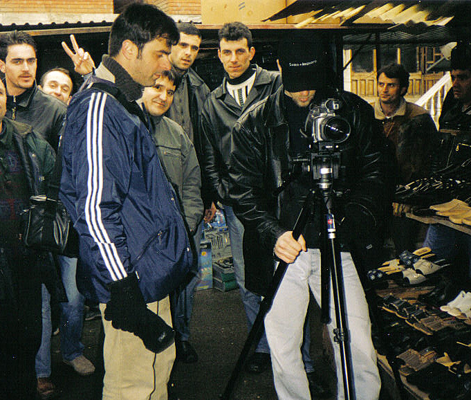Filmar dokumentären Livets andra färger i Kosovo.